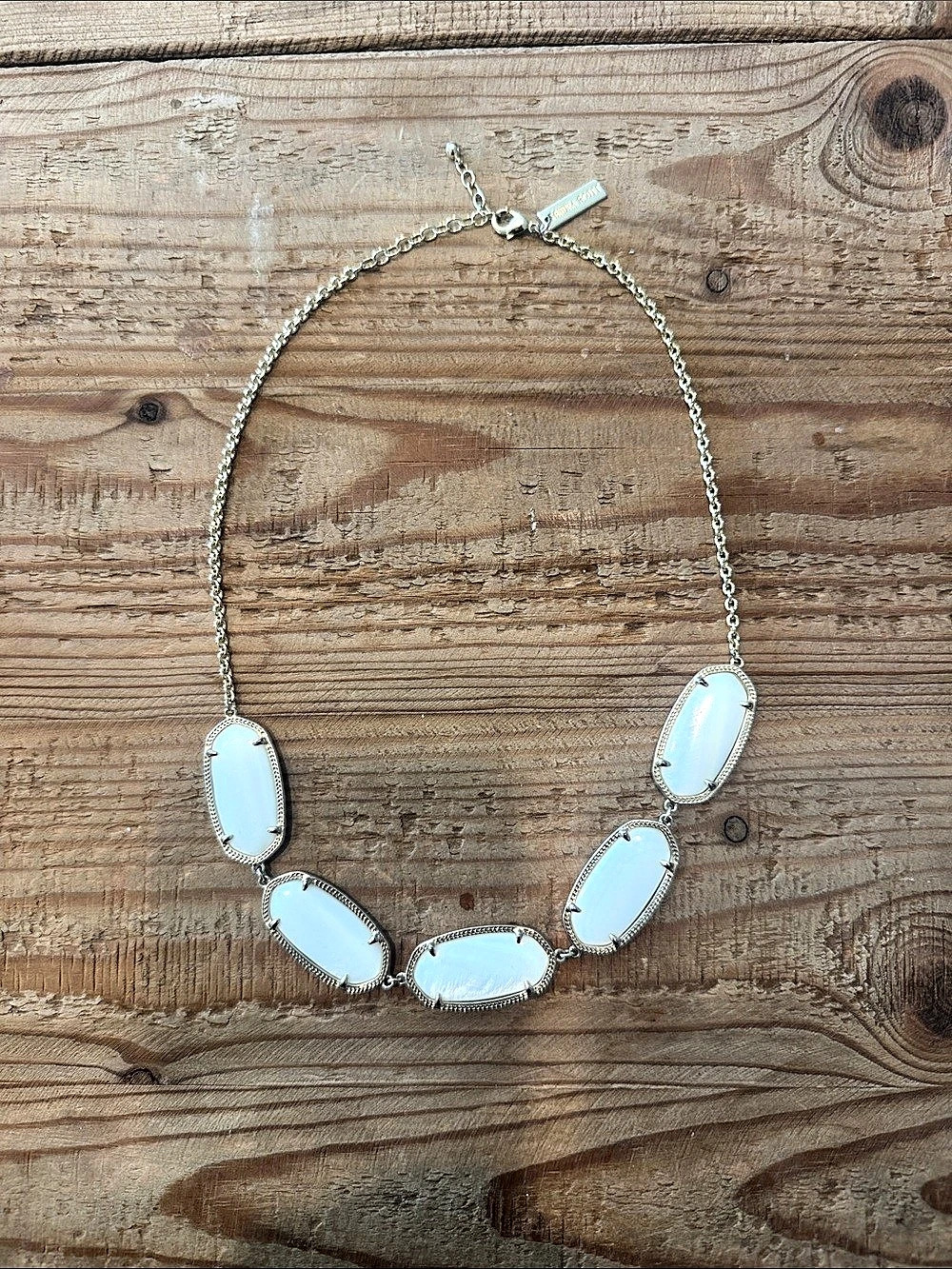 Kendra Scott Noelle Necklace in Pearl White & Gold Like New